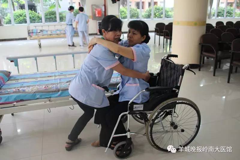 实用技能get√照顾老人学两招技术傍身！养老护理员：如何照顾老人不费劲(图2)