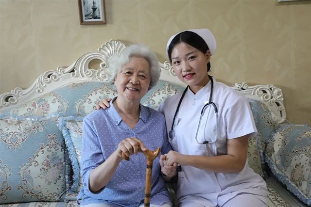 九游体育官网【燕达说】如何做好老人护理服务(图1)