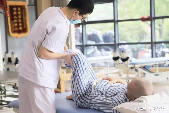 九游体育家有失能老人需居家护理这些规定有新调整！(图1)