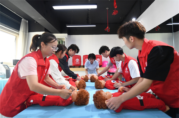 九游体育南明：家政培训促就业(图1)