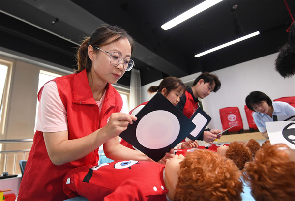 九游体育南明：家政培训促就业(图2)