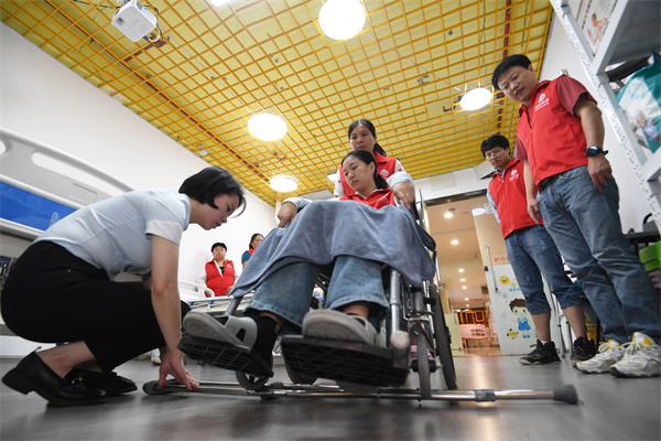 九游体育南明：家政培训促就业(图4)