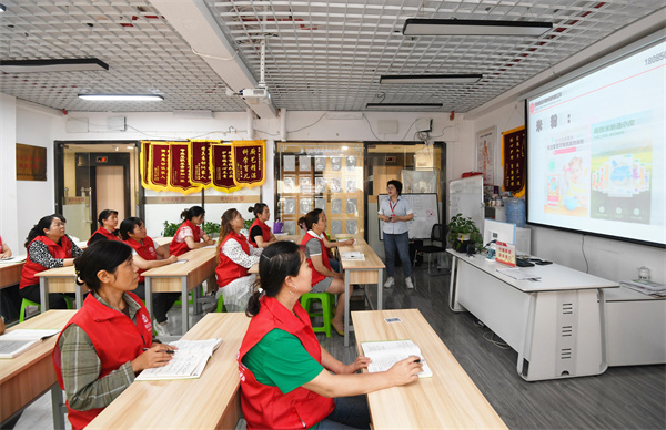 九游体育南明：家政培训促就业(图3)