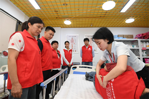 九游体育南明：家政培训促就业(图5)