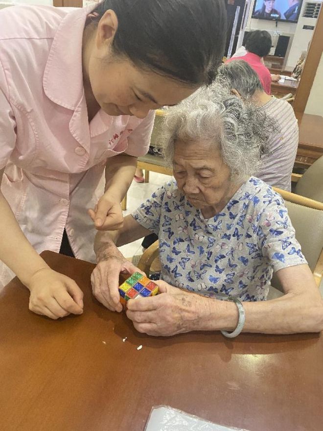 养老服务记｜高温天里他们“点亮”老人心里的那盏“灯”九游体育(图3)