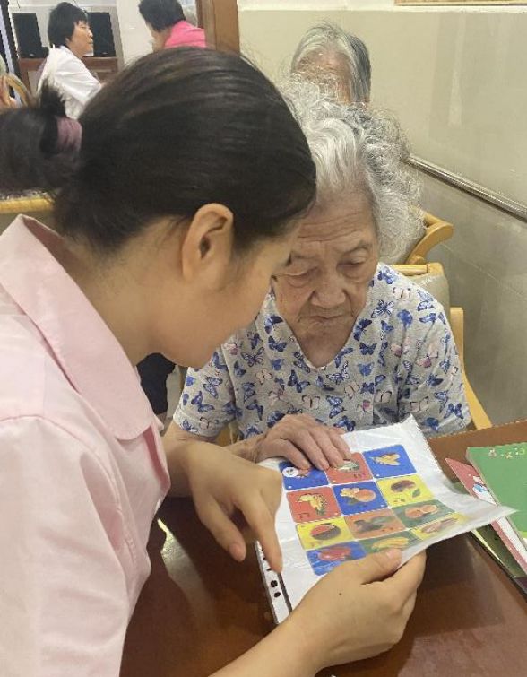 养老服务记｜高温天里他们“点亮”老人心里的那盏“灯”九游体育(图2)