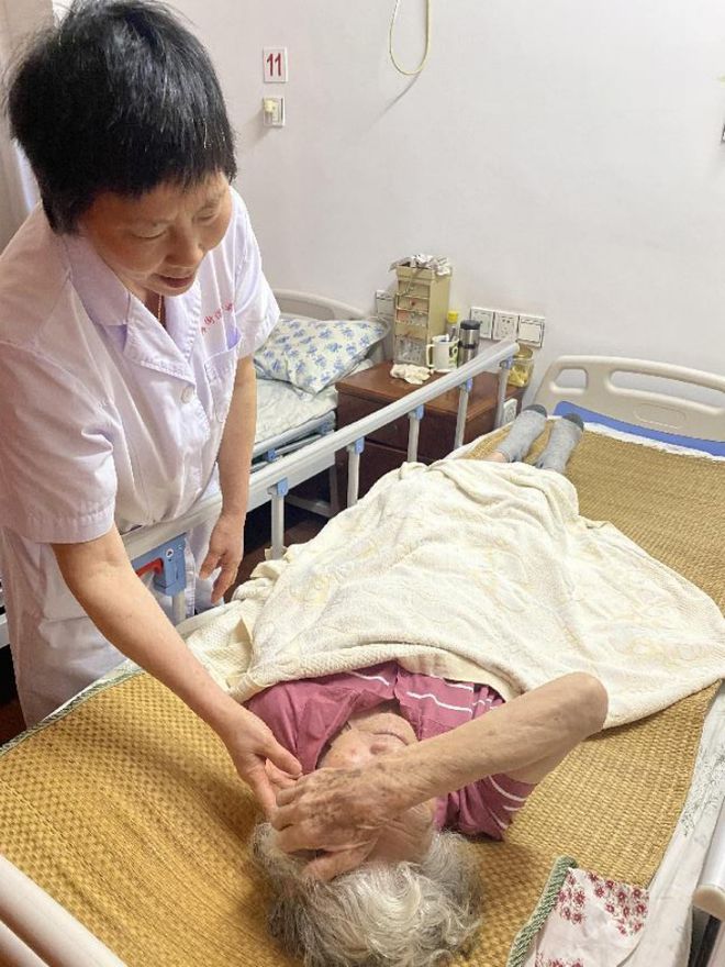 养老服务记｜高温天里他们“点亮”老人心里的那盏“灯”九游体育(图1)