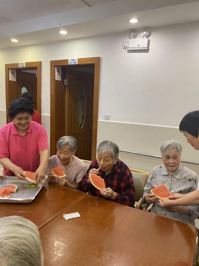 养老服务记｜高温天里他们“点亮”老人心里的那盏“灯”九游体育(图5)