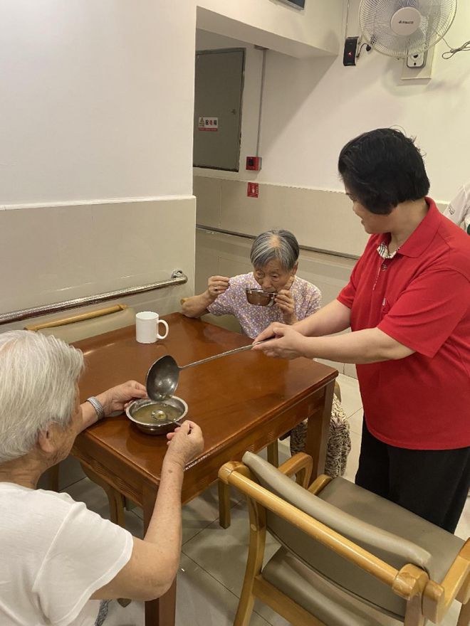 养老服务记｜高温天里他们“点亮”老人心里的那盏“灯”九游体育(图6)