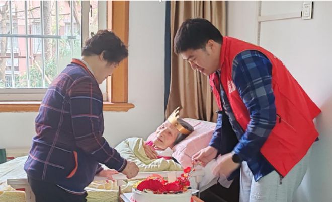 养老服务记｜高温天里他们“点亮”老人心里的那盏“灯”九游体育(图4)