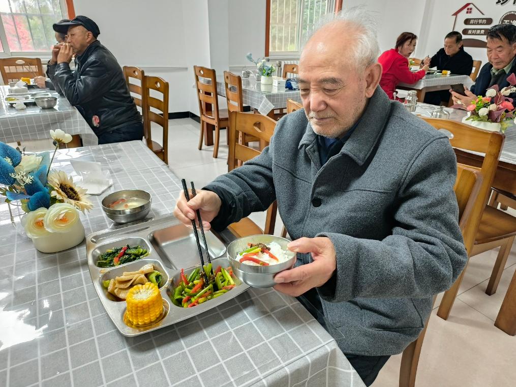 九游体育如何让老人在“家门口”幸福养老？(图3)