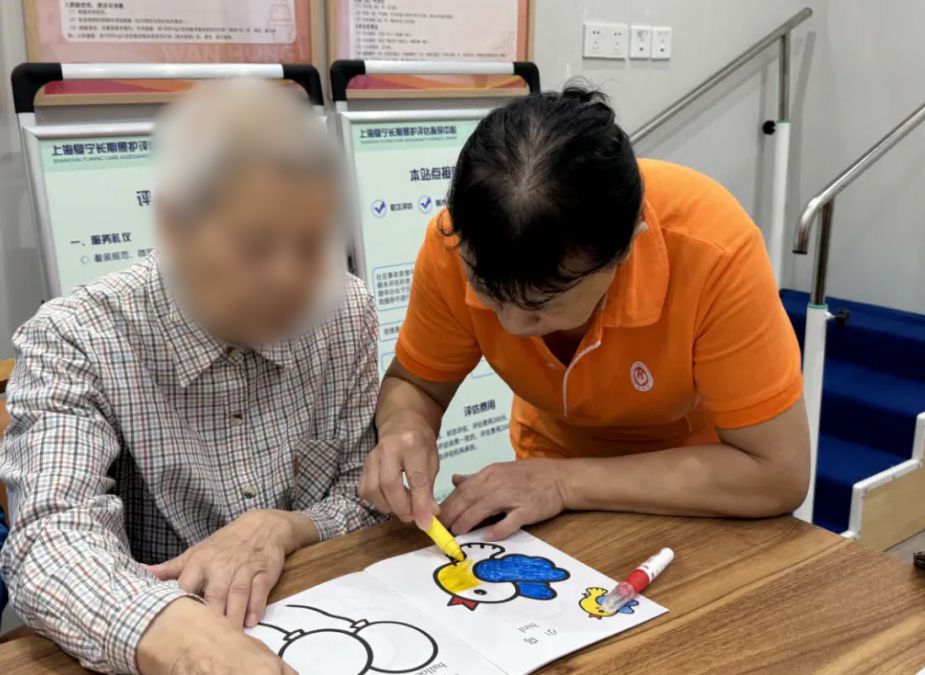 这支“王牌九游体育组合”护理团队成了老人们信赖的“家人”(图1)