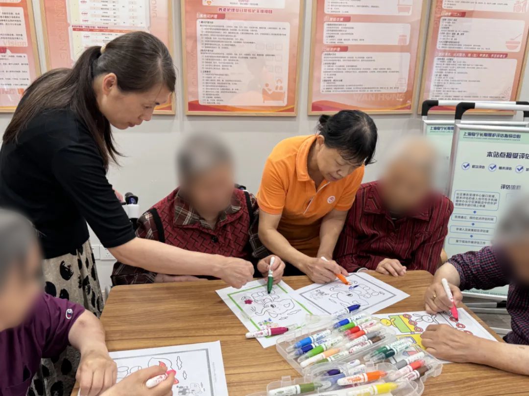 这支“王牌九游体育组合”护理团队成了老人们信赖的“家人”(图2)