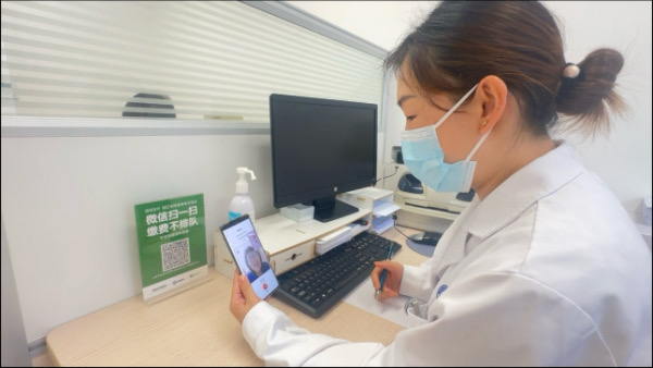 九游体育老年人如何安度三伏天？静安这个街道护理、陪诊、配药等便民服务一样不落(图2)