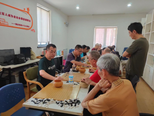 九游体育老年人如何安度三伏天？静安这个街道护理、陪诊、配药等便民服务一样不落(图1)