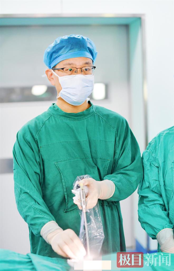 九游体育腰椎管狭窄症令九旬老人行走困难微创手术让其重拾生活信心(图1)