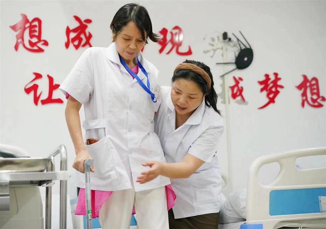 小培训服九游体育务大产业咸宁职院深入开展康养护理人才培训(图1)