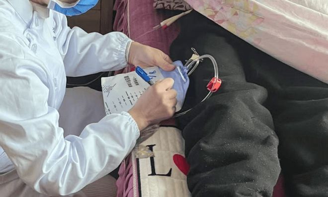 格尔护士：护士上门为卧九游体育床老人换管享受与医院同质化的护理服务(图2)