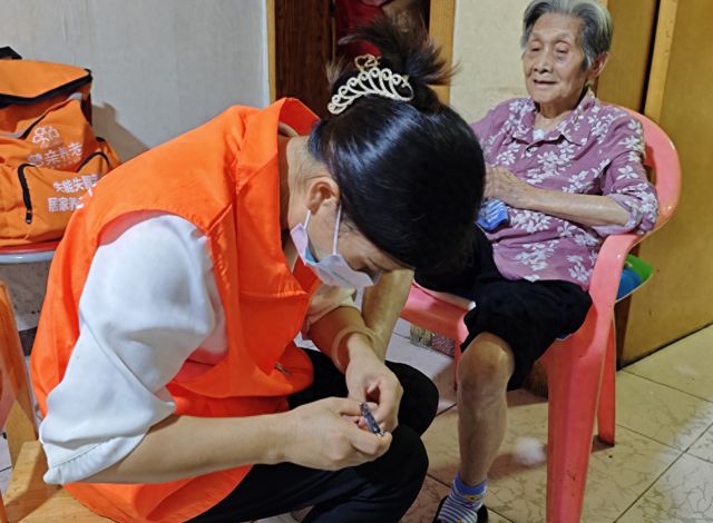 九游体育湖南50岁阿姨从月嫂转战养老护理:老人最担心的不是衰老而是孤独和无助(图1)