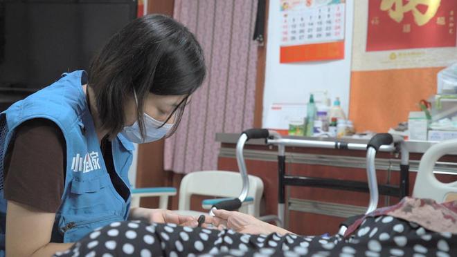 致敬医师节丨每日爬楼几十层 行走上万步家庭医九游体育生祁晓华让社区老人有“医”靠(图4)