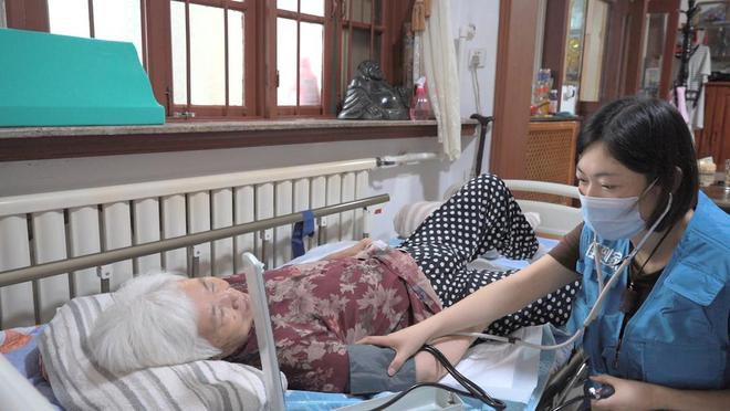 致敬医师节丨每日爬楼几十层 行走上万步家庭医九游体育生祁晓华让社区老人有“医”靠(图3)