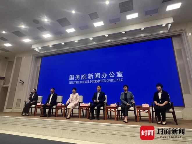 九游体育对话“最美医生”代表邓宝凤：从事护理工作40年 努力为老年人提供服务(图1)