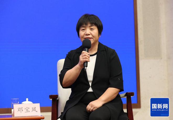 九游体育对话“最美医生”代表邓宝凤：从事护理工作40年 努力为老年人提供服务(图2)