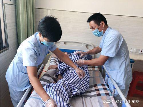 长期卧九游体育床老人护理用爱心治愈每一天(图2)