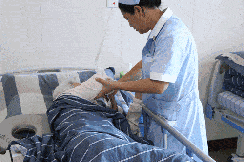 长期卧九游体育床老人护理用爱心治愈每一天(图3)