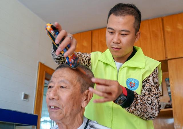 国家卫健委：将于明年在北京、天津等15个省份开展老年医疗护九游体育理服务试点--健康·生活--人民网(图2)