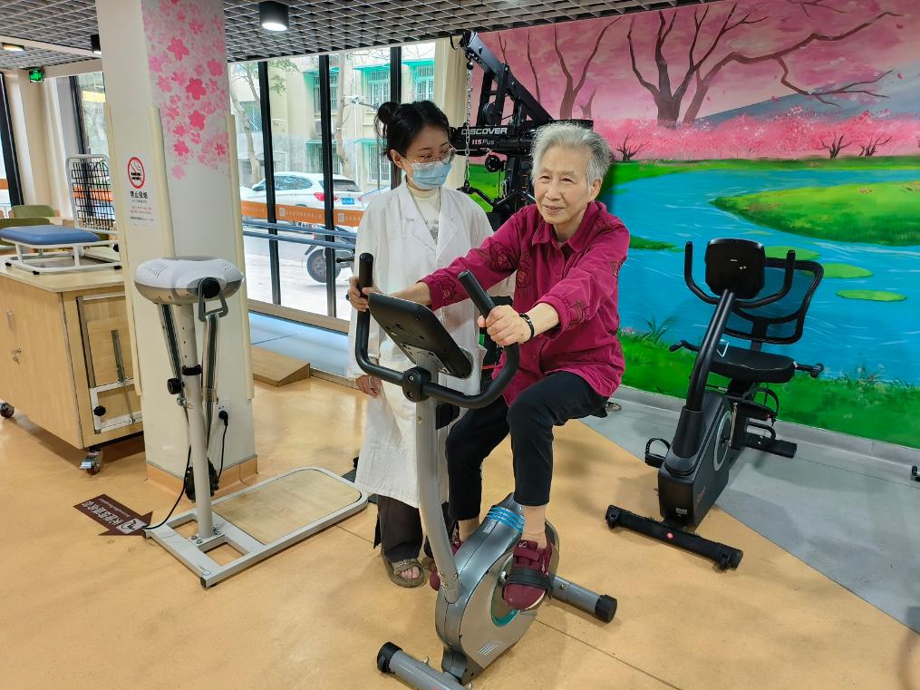 九游体育新华视点｜如何让老人在“家门口”幸福养老？(图2)