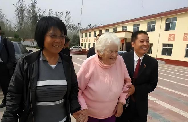 九游体育因69年前一句诺言美国老人坚持在中国定居成山东十大感动人物(图3)