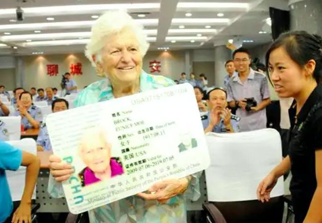 九游体育因69年前一句诺言美国老人坚持在中国定居成山东十大感动人物(图4)