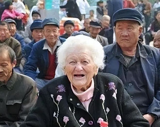 九游体育因69年前一句诺言美国老人坚持在中国定居成山东十大感动人物(图7)