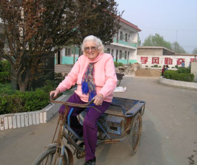 九游体育因69年前一句诺言美国老人坚持在中国定居成山东十大感动人物(图25)