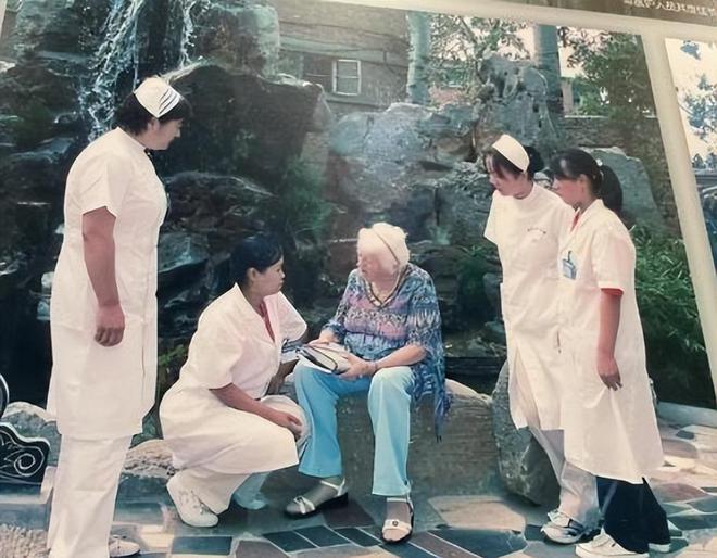 九游体育因69年前一句诺言美国老人坚持在中国定居成山东十大感动人物(图24)