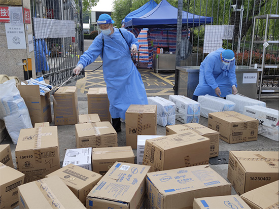 九游体育为了300多位老人60余位护理员已坚守近2月！(图2)