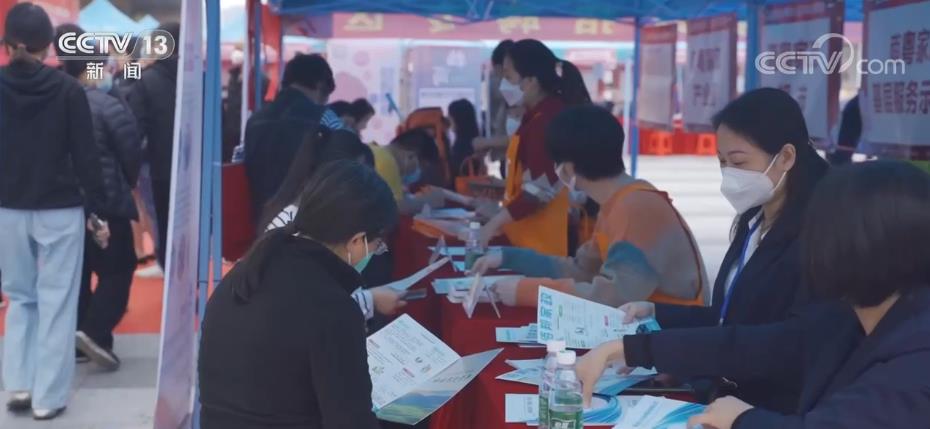 九游体育照顾“一老一小” 专业化家政服务受青睐(图4)