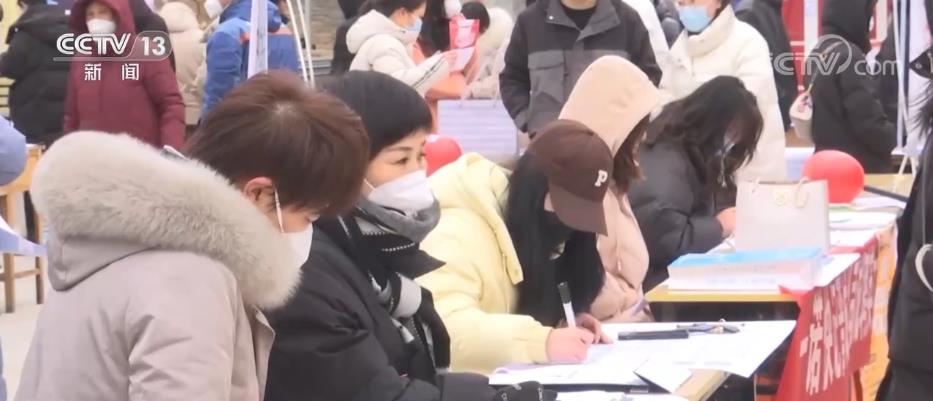 九游体育照顾“一老一小” 专业化家政服务受青睐(图3)