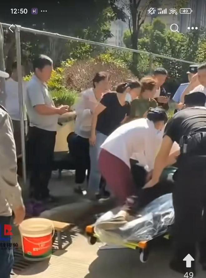 痛心！80岁老人被高空坠落的火钳砸中身亡警方：物主正接受调查九游体育(图3)