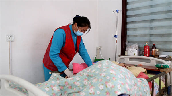 九游体育广饶县：上门服务累计2700余次 长期护理保险让失能老人“老有所护”(图1)