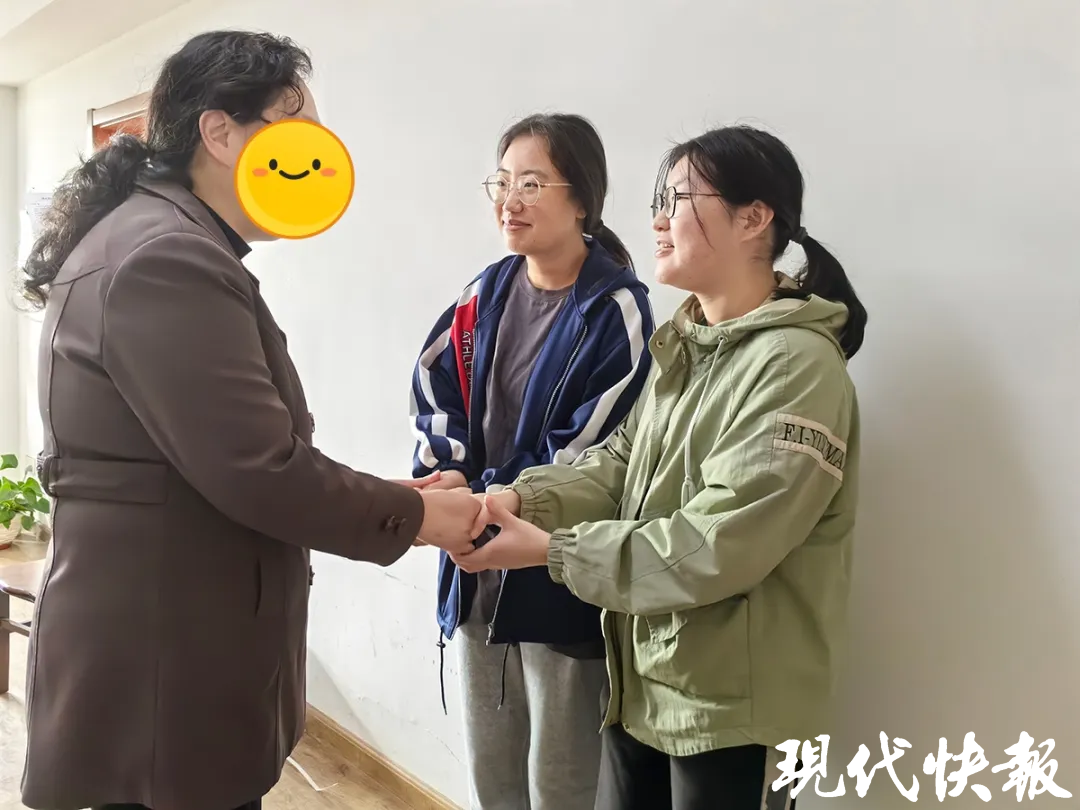 九游体育保姆突发脑溢血老人呼救两名护理实习生出手了(图1)